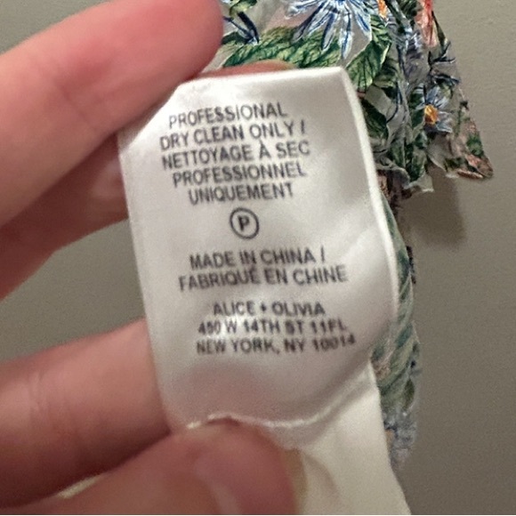 ALICE + OLIVIA Marlee Cold Shoulder Floral Ruffle Sleeve Blouse Top Silk Blend - Picture 11 of 11